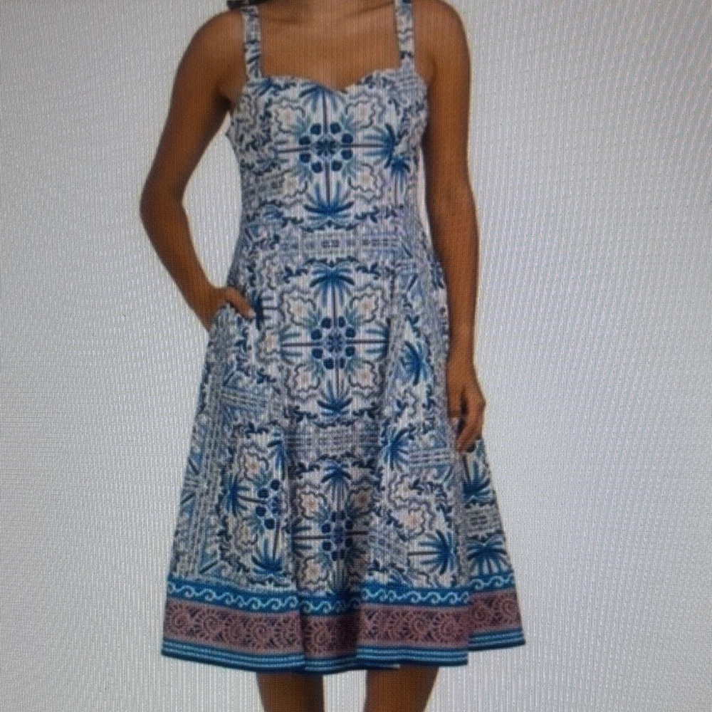 NWT Women’s Avec Les Filles blue and white patterned midi Dress.  Medium
